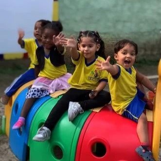 Criança brincando na Educare